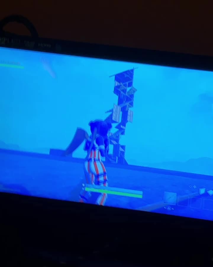 Fortnite: Battle Royale - 😂 Queen64 being low during a 1v1 😂 video cover image 1