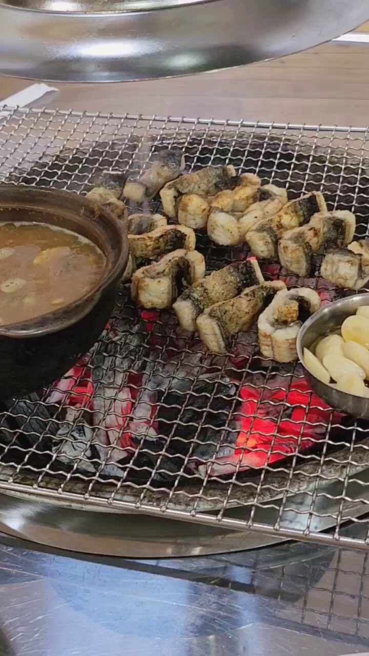 장어구이와 매운탕 한 상 차림
