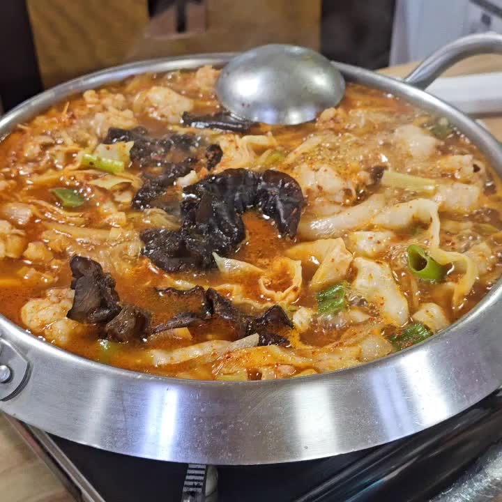 끓고 있는 곱창전골