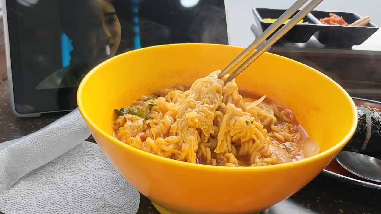 김밥과 함께 나온 라면