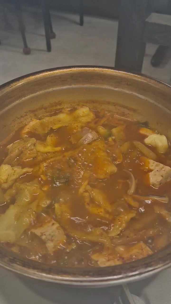 따뜻하게 끓고 있는 찌개