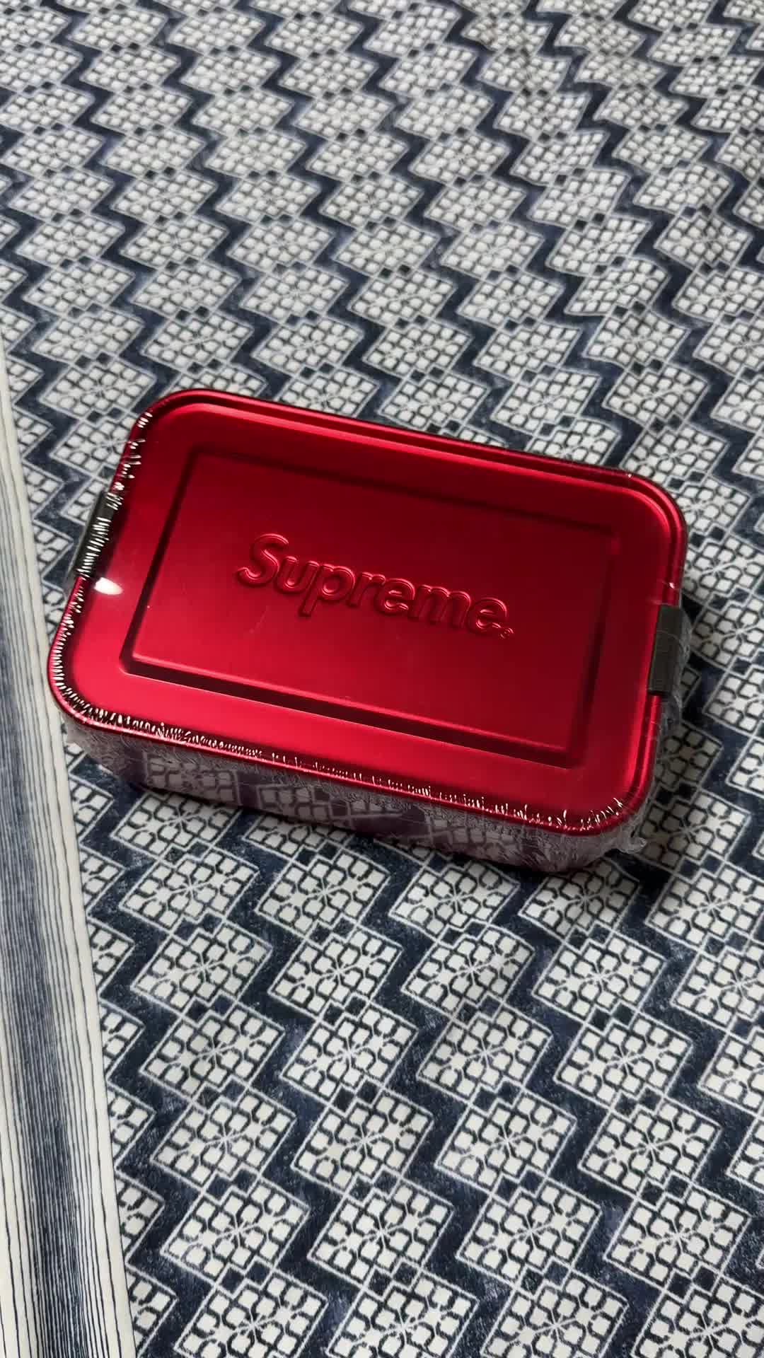 슈프림 x 지그 스몰 메탈 박스 플러스 레드 - 18SS | Supreme | KREAM