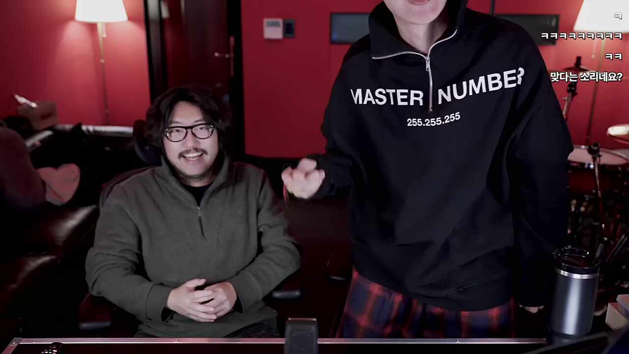 ???: 이거 하나만 들고 다니면