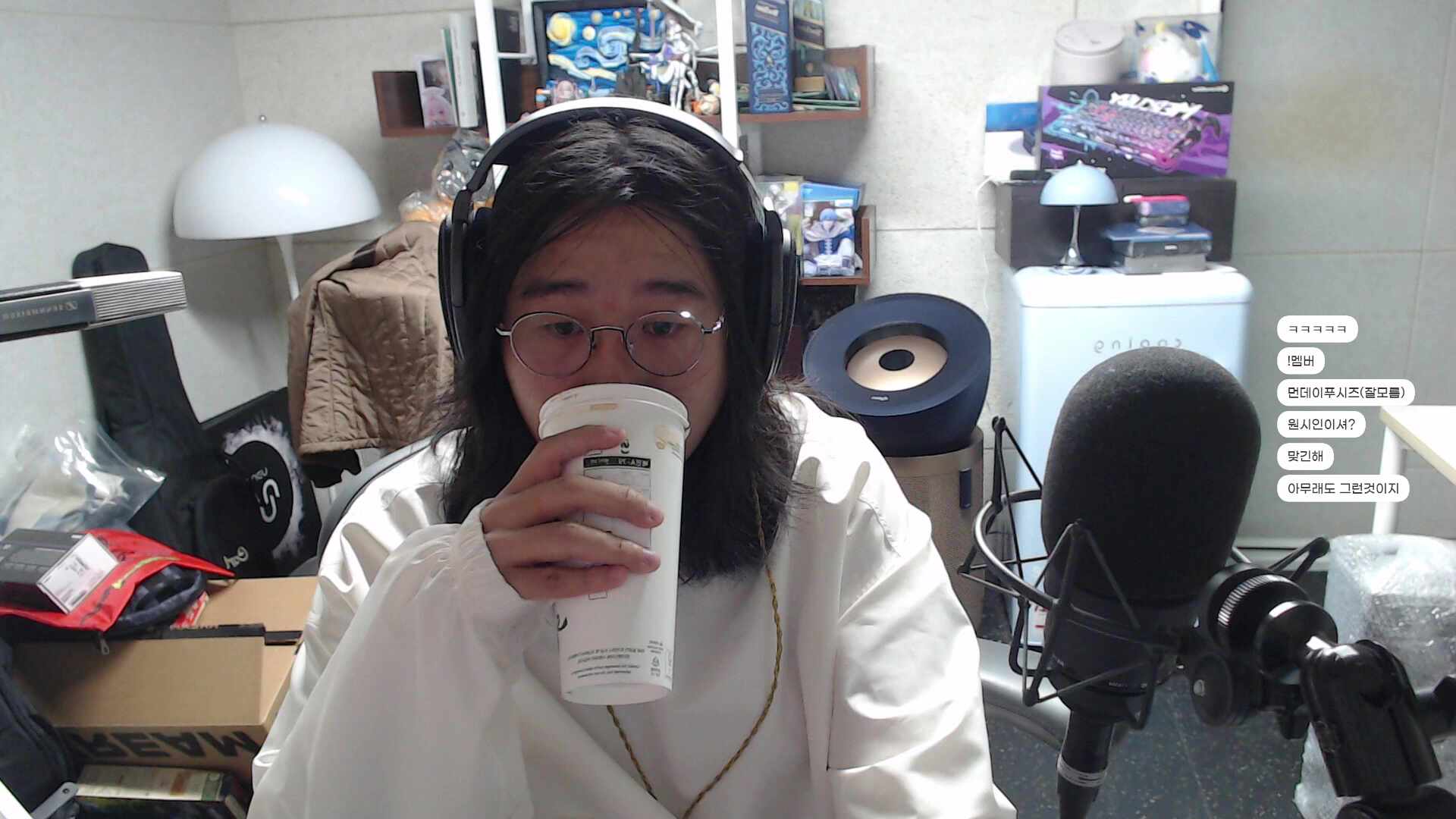 <ㅡ  젖은머리스타일링이너무하고싶어서오일을30만원어치산놈 근데어캐함?