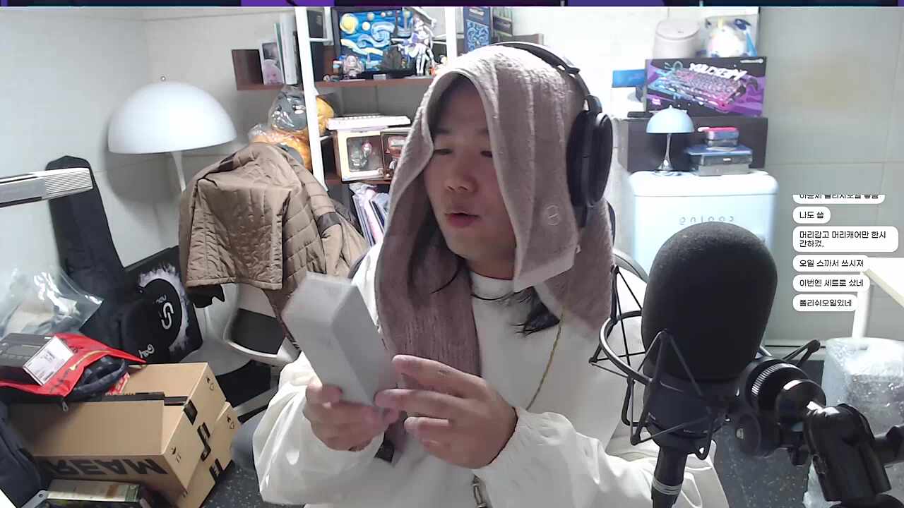 <ㅡ 젖은머리스타일링이너무하고싶어서오일을30만원어치산놈 근데어캐함?