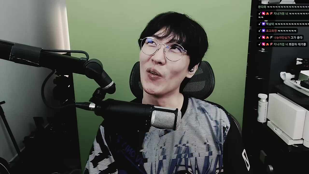 하쁘 초음파를 왜 치지직 배너 걸린 방송에...