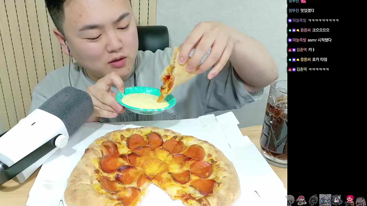 페퍼로니피자 먹방 (조금 딱딱해진)