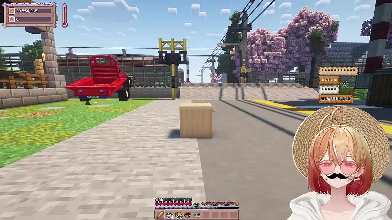 작고 상자 모습으로 하찮게 돌아다니는 귀여운 나