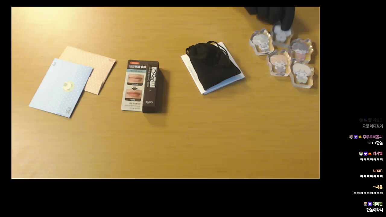 연님 아크릴 직아서 못 찾았다는 하루 ㅋㅋㅋㅋㅋ