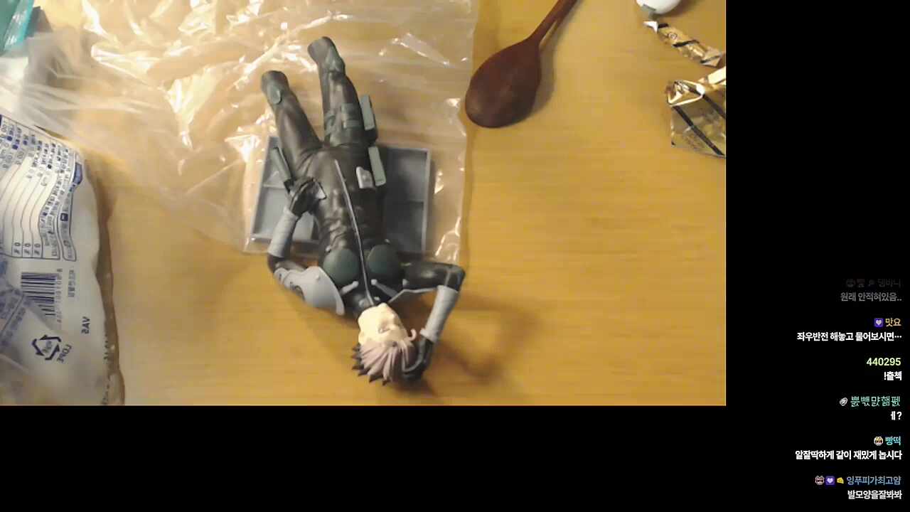 나루미 피규어 조립하는 하루