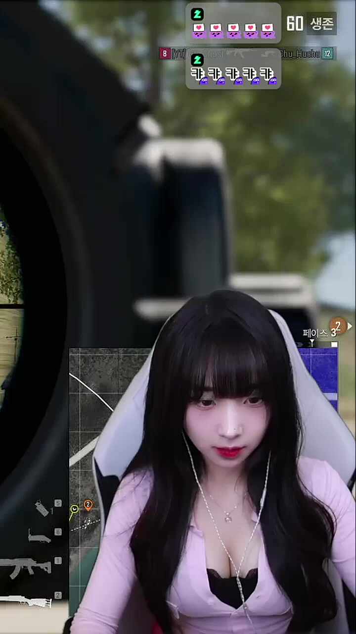 그녀는 브리핑을 하는데